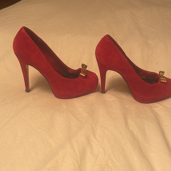 Red Suede pin up platforms with gold metallic bow. Gently worn - Picture 5 of 5